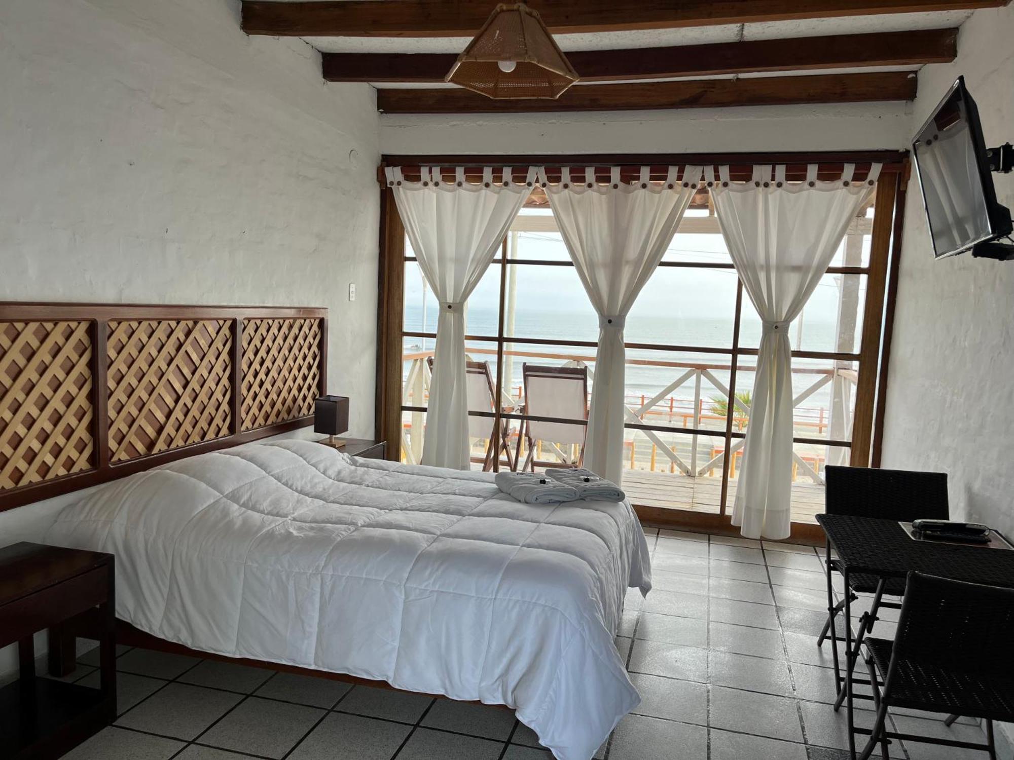 Delfines De Chicama Hotel Puerto Chicama Exterior photo